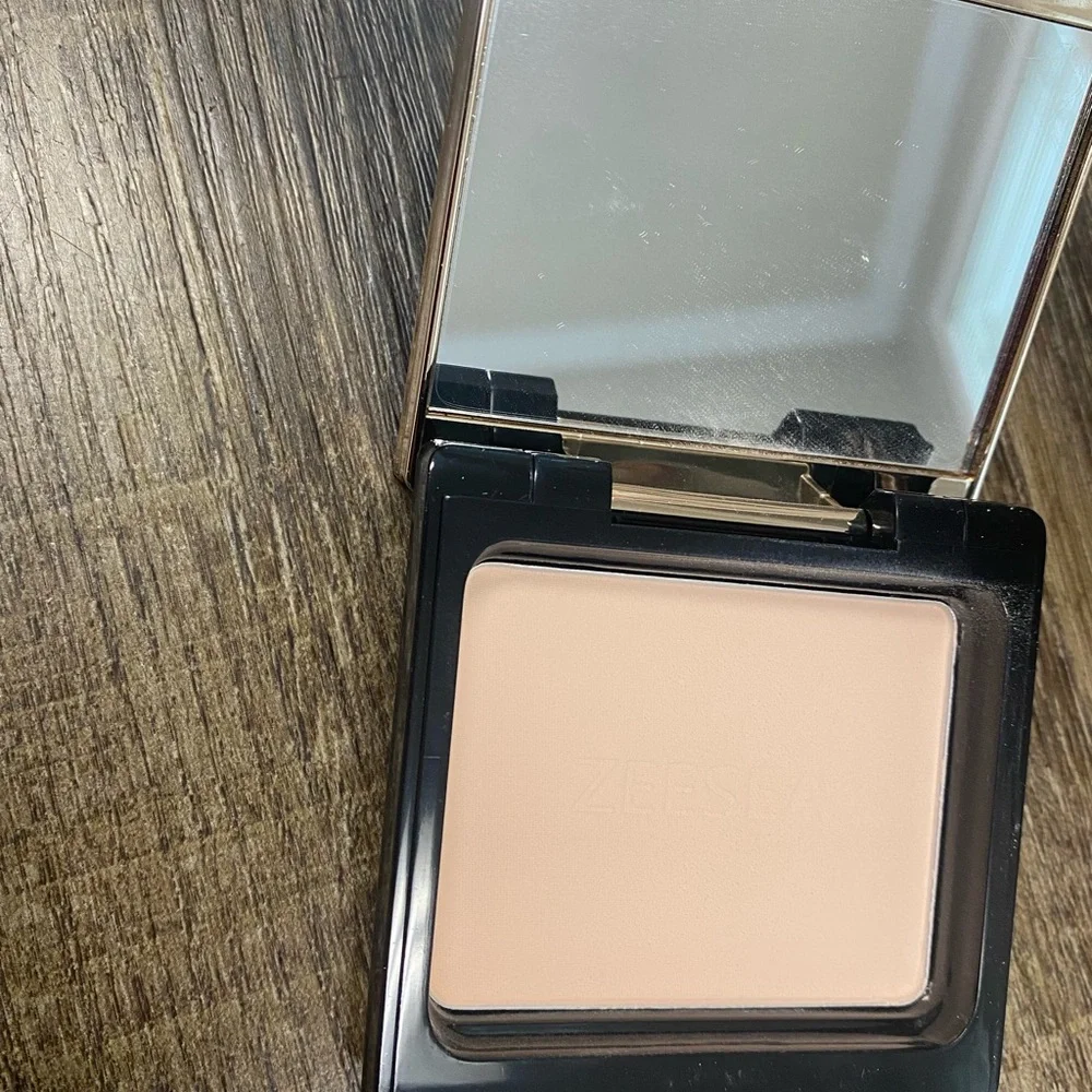 x The British Museum Black and Gold Pressed Powder Full Coverage Even Skin‎ Tone